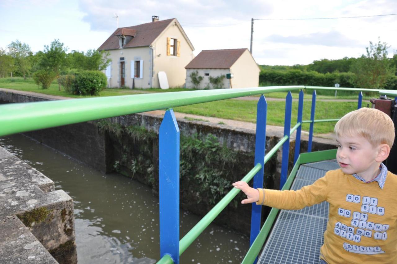 Canal Du Nivernais Gites Le Champ Radis Marigny-sur-Yonne Exterior photo
