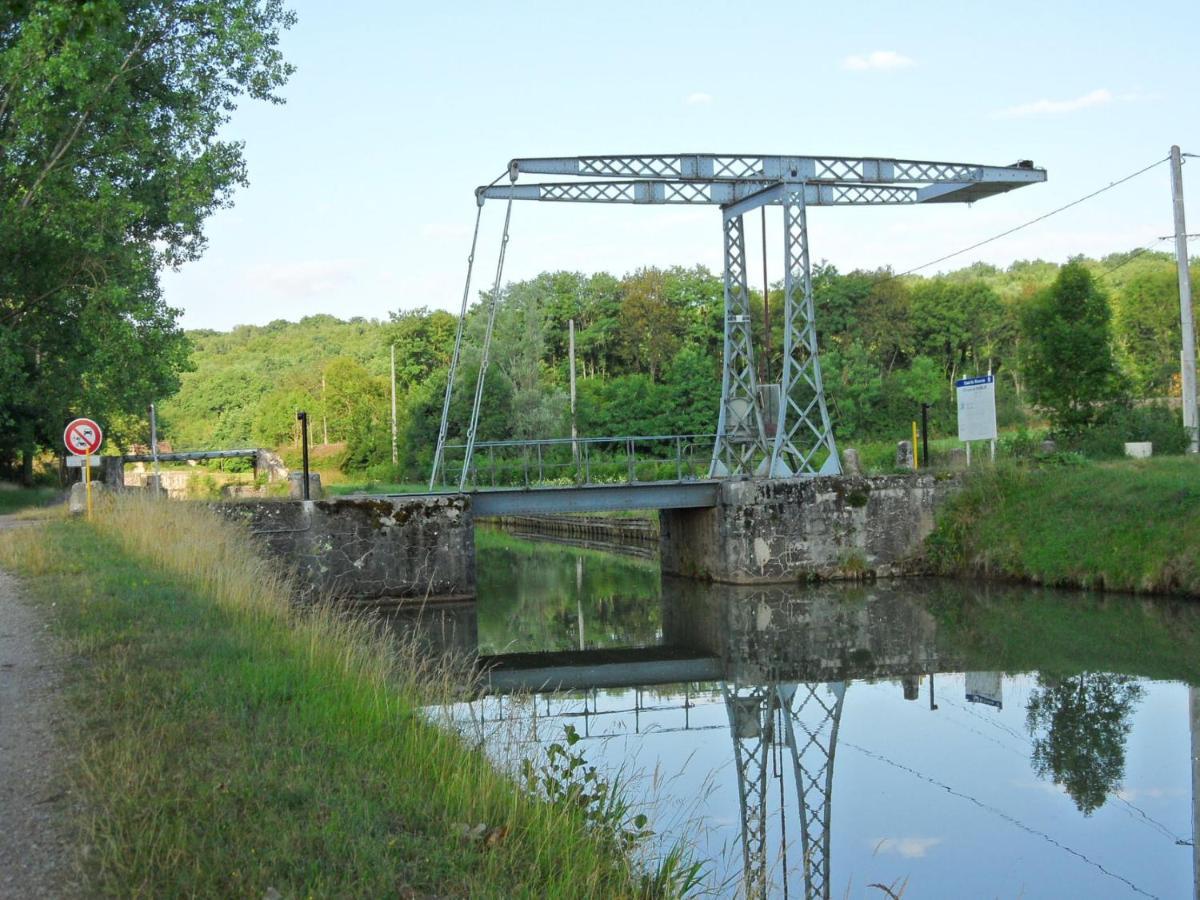 Canal Du Nivernais Gites Le Champ Radis Marigny-sur-Yonne Exterior photo